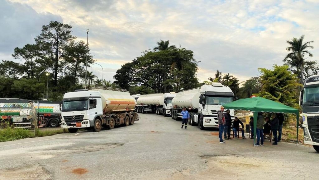 VÍDEO: Caminhoneiros que transportam combustíveis entram em greve em Minas; entenda