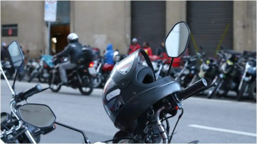 Projeto que prevê a regulamentação do serviço de moto por app é aprovado em 1º turno em BH
