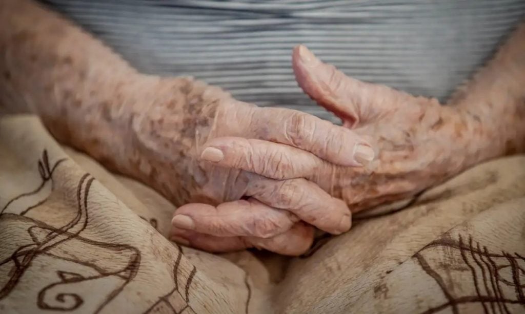 Minas registra em média 64 denúncias de crimes contra idosos por dia em 2025