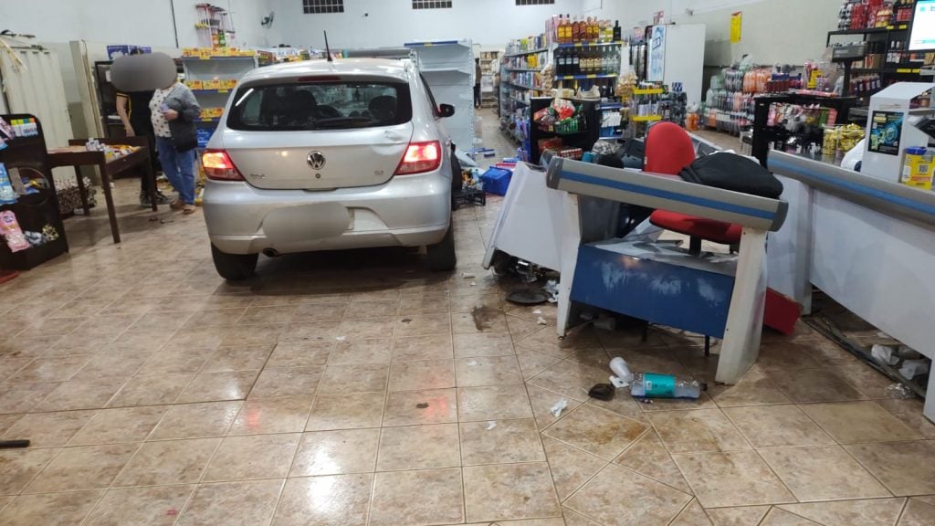 VÍDEO: Motorista embriagado invade supermercado e é preso em Minas