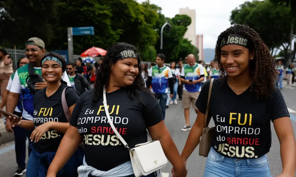 Jovens evangélicas durante Marcha para Jesus