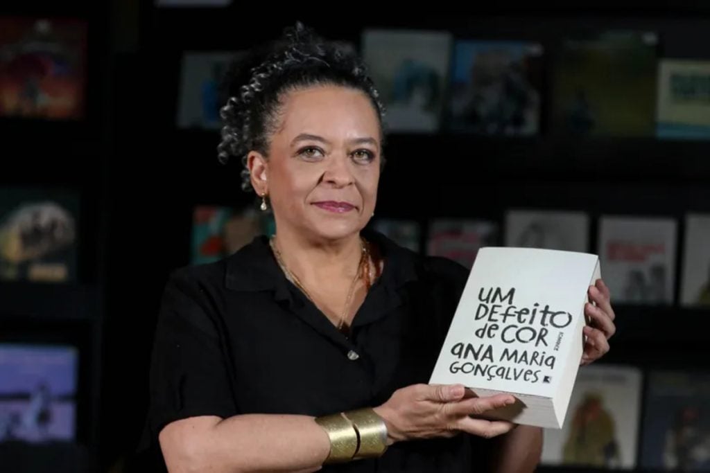 Mineira Ana Maria Gonçalves é a primeira mulher negra eleita para a Academia Brasileira de Letras