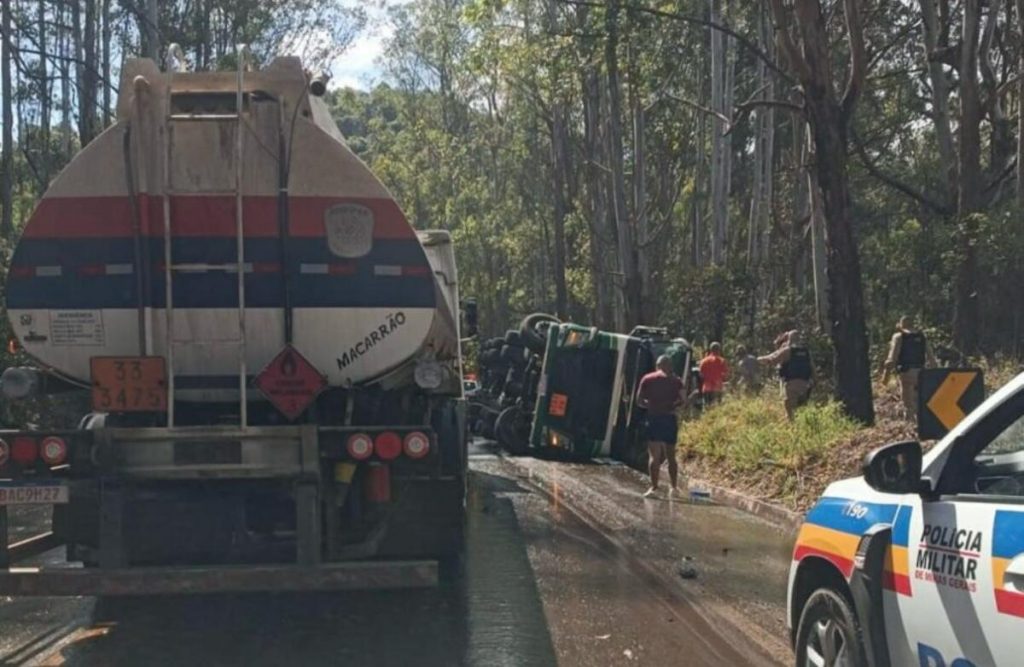 Caminhão-tanque com carga de soda cáustica capota na BR-356 em Minas