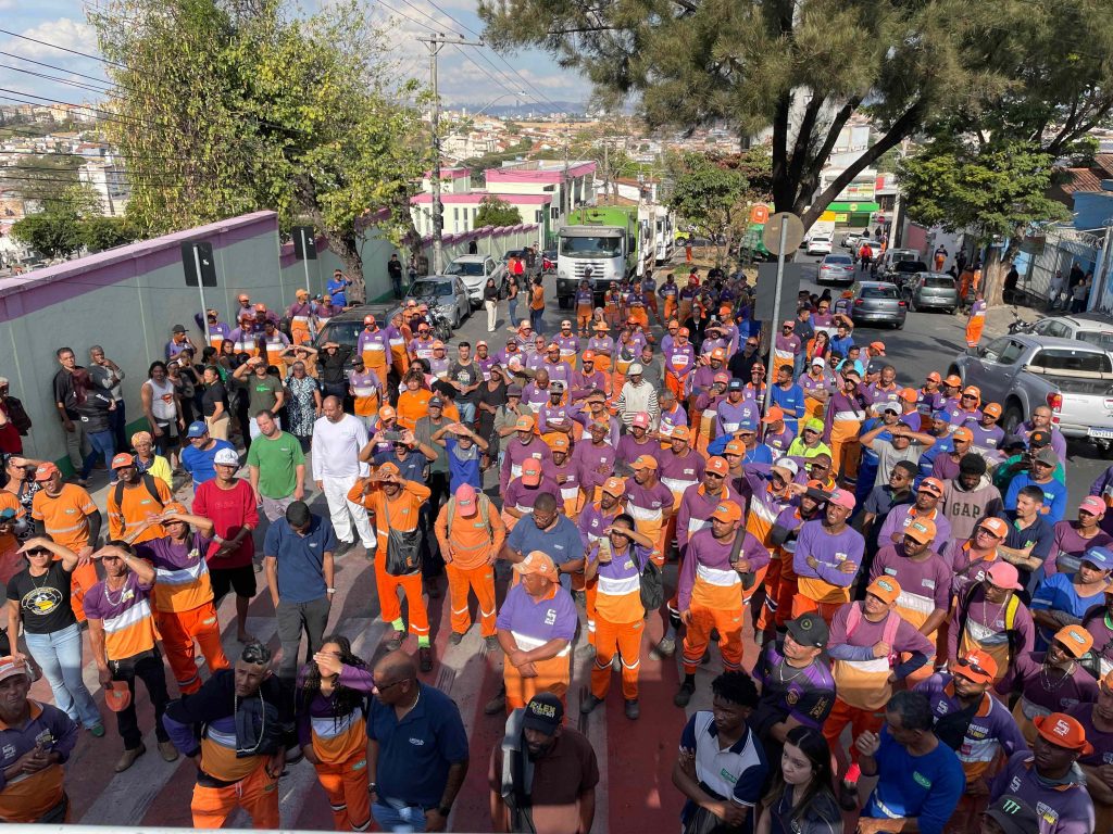 Garis fazem homenagem durante enterro de Laudemir Fernandes (Isabella Guasti/BHAZ)