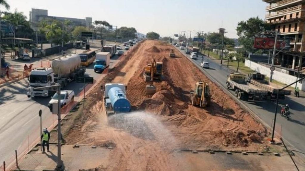 Trânsito alterado devido obras trincheira Cristiano Machado