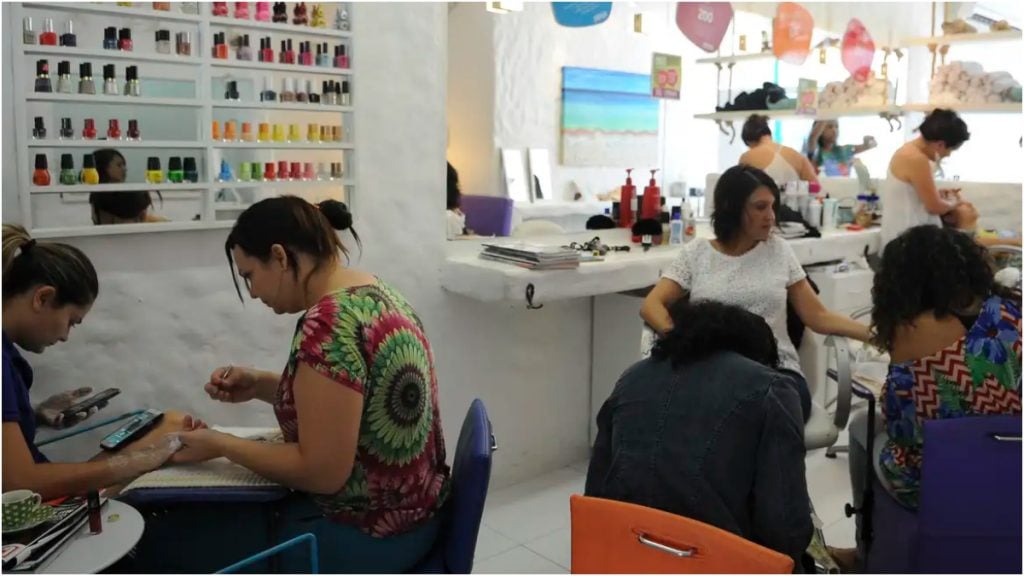 Anvisa proíbe duas substâncias utilizadas em unhas em gel