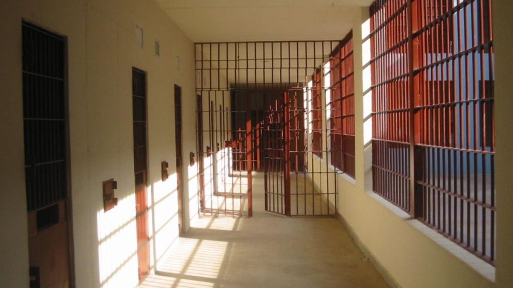 Detento é encontrado morto e com ferimentos em cela de prisão de Governador Valadares