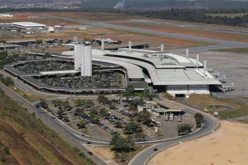 BH tenta acordo para liberar táxis no aeroporto de Confins