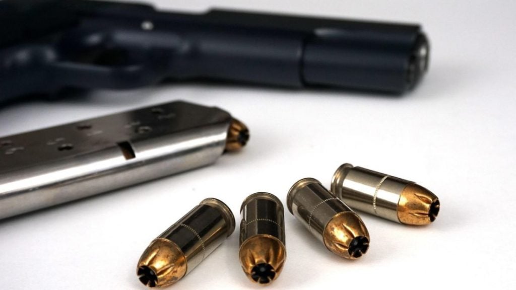Ataque a tiros mata homem e deixa criança ferida em Contagem armas