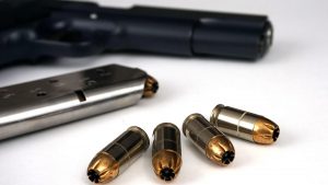 Pais de criança morta com um tiro na cabeça se tornam réus por homicídio por omissão