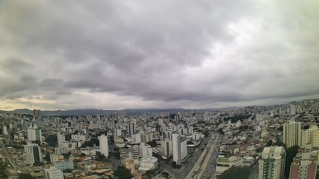 Céu nublado em BH em dia com previsão do tempo que mostra queda de quase 10°C em relação ao dia anterior