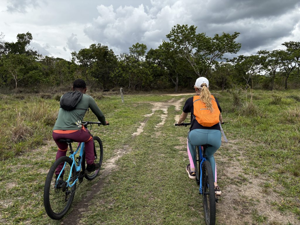 andar de bicicleta é um dos passeios na Serra do Cipó