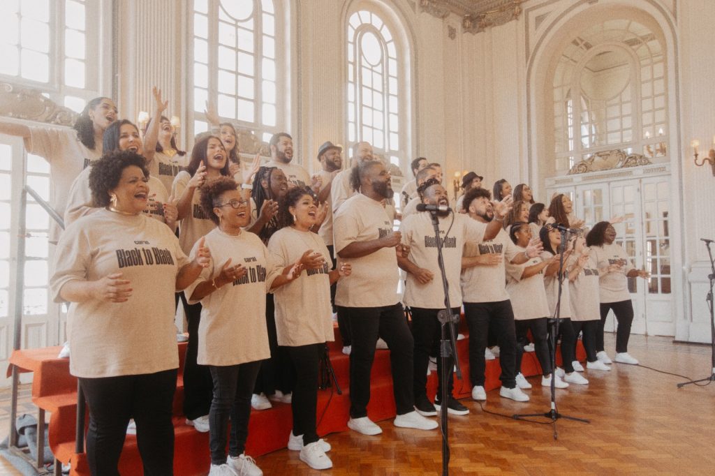 Memorial de Brumadinho recebe cantata de Natal com o coral Black to Black