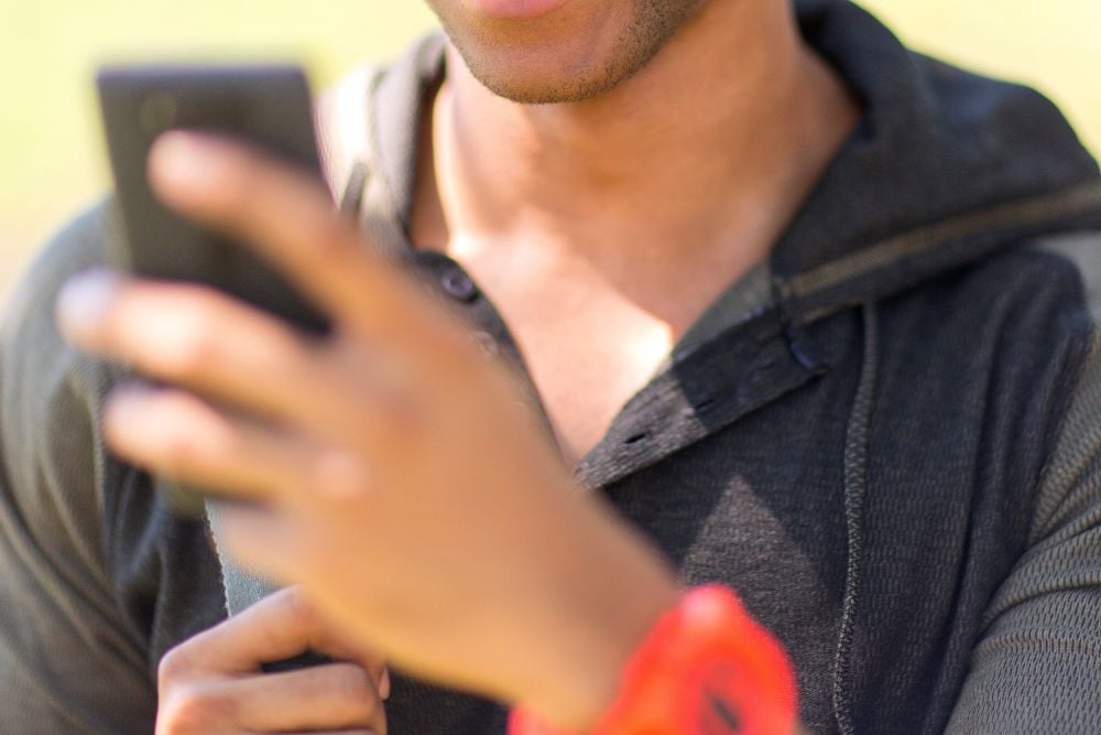 Homem com celular na mão