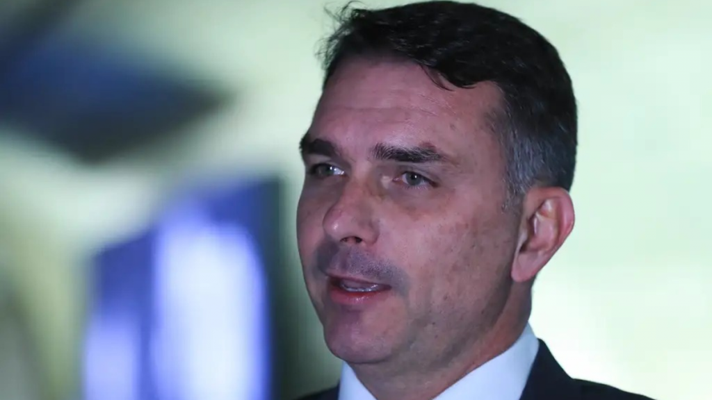 Flávio Bolsonaro diz que foi escolhido pelo pai para candidatar a Presidência em 2026