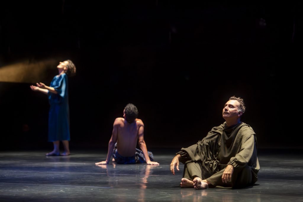Grupo de dança apresenta espetáculo inspirado na natureza da água em BH