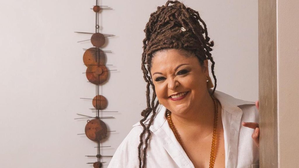 Cantora Fabiana Cozza celebra 50 anos com roda de samba em BH