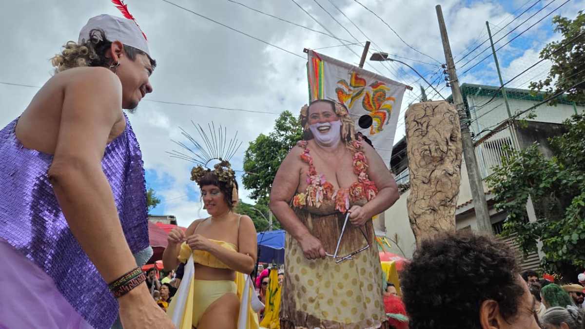 Bloco Queimando o Filme faz homenagem ao 'O Agente Secreto' no desfile de 2026 (Vinícius Sampaio/BHAZ)