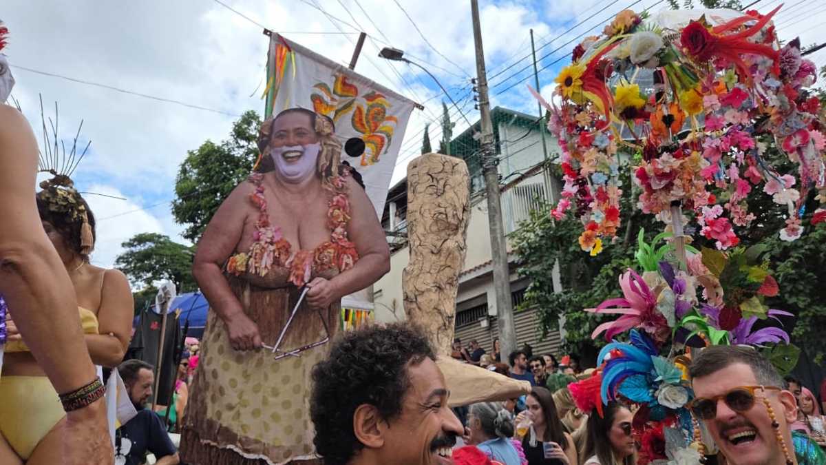 Bloco Queimando o Filme faz homenagem ao 'O Agente Secreto' no desfile de 2026 (Vinícius Sampaio/BHAZ)