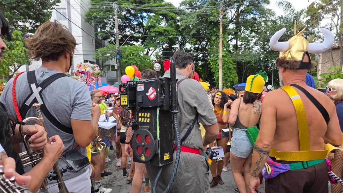 Bloco Queimando o Filme faz homenagem ao 'O Agente Secreto' no desfile de 2026 (Vinícius Sampaio/BHAZ)