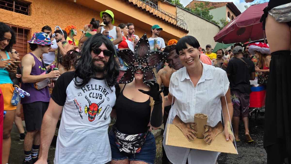 Bloco Queimando o Filme faz homenagem ao 'O Agente Secreto' no desfile de 2026 (Vinícius Sampaio/BHAZ)