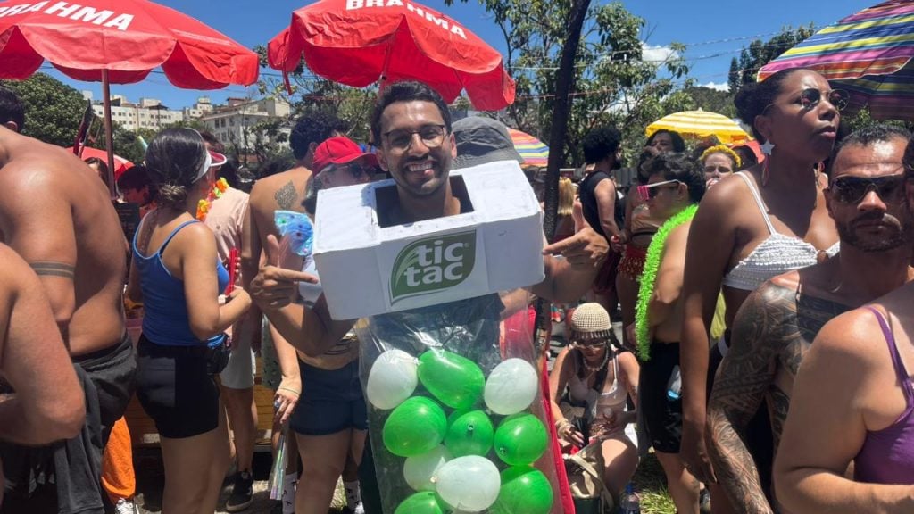 Folião fantasiado de Tic Tac