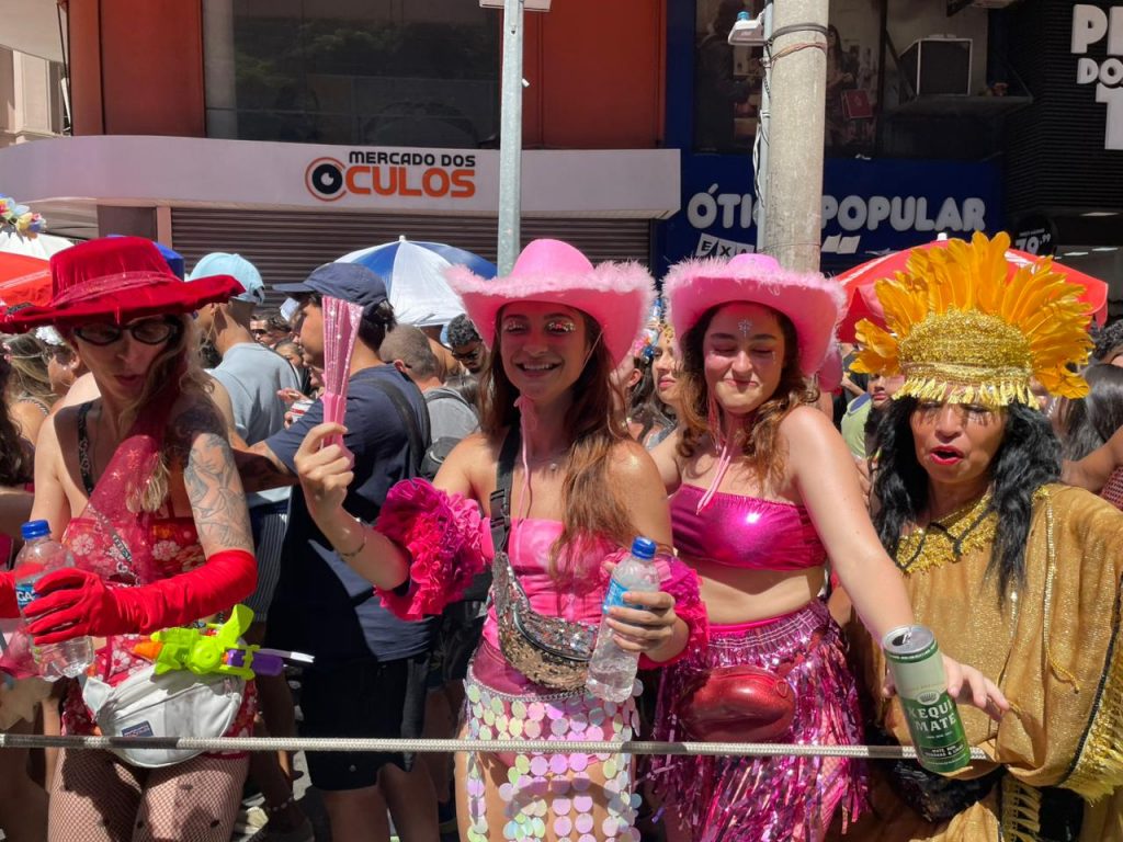 Foliões do bloco Quando Come Se Lambuza