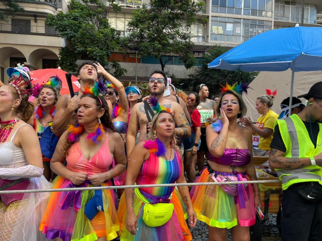 Foliões do bloco Quando Come Se Lambuza