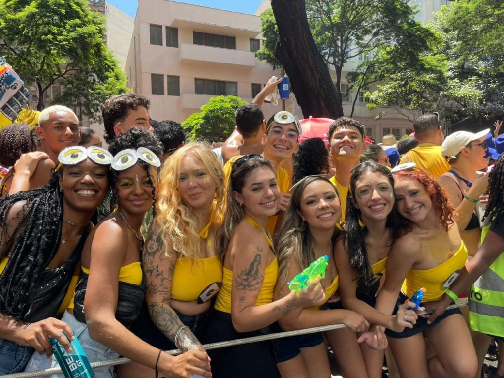 Foliões do bloco Quando Come Se Lambuza