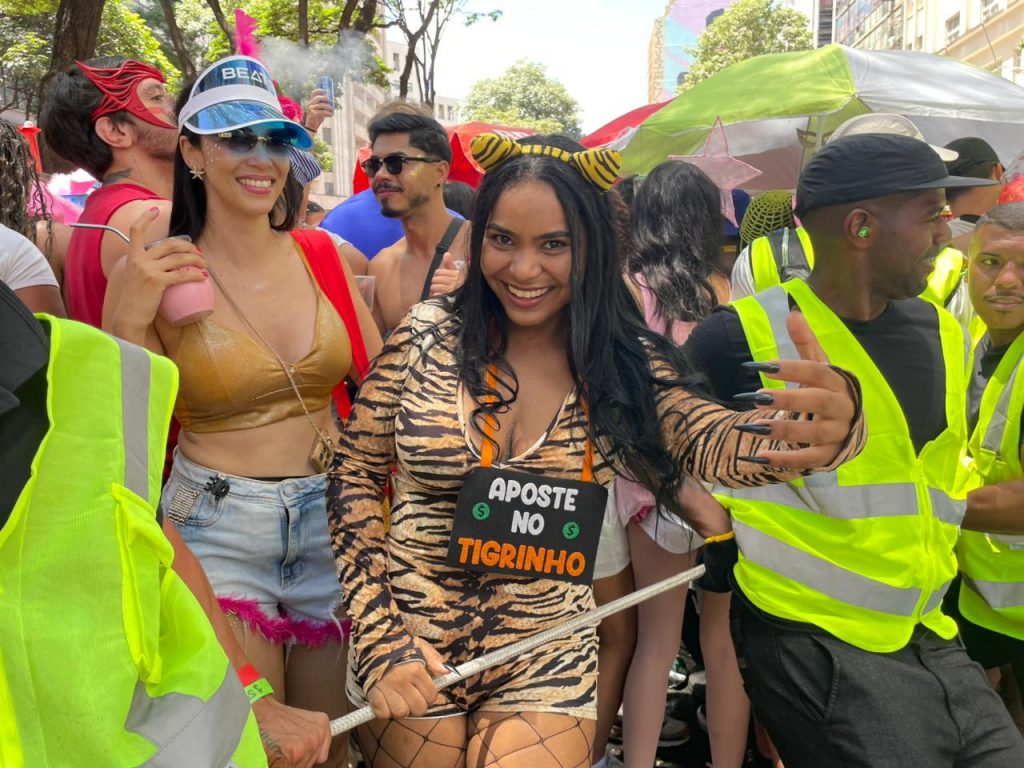 Folião fantasiado de Jogo do Tigrinho