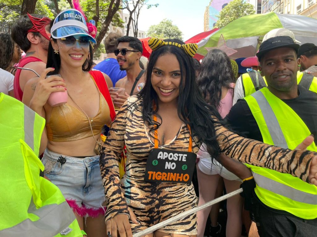 Foliões do bloco Quando Come Se Lambuza