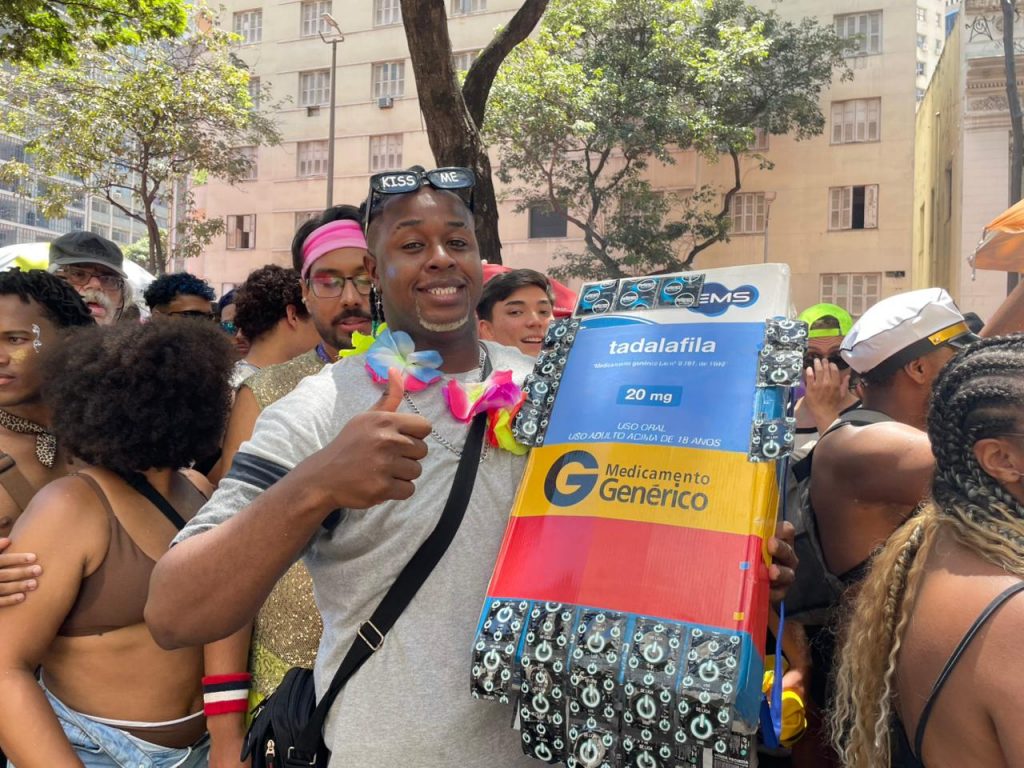 Tadalafila, Jogo do Tigrinho e Tic Tac: veja as melhores fantasias de Carnaval deste sábado em BH