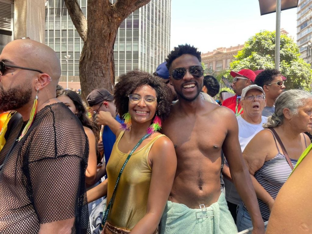 Foliões do bloco Quando Come Se Lambuza