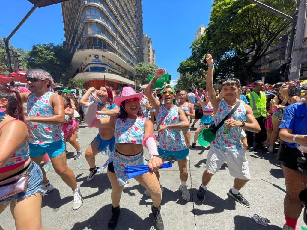 Foliões do bloco Quando Come Se Lambuza