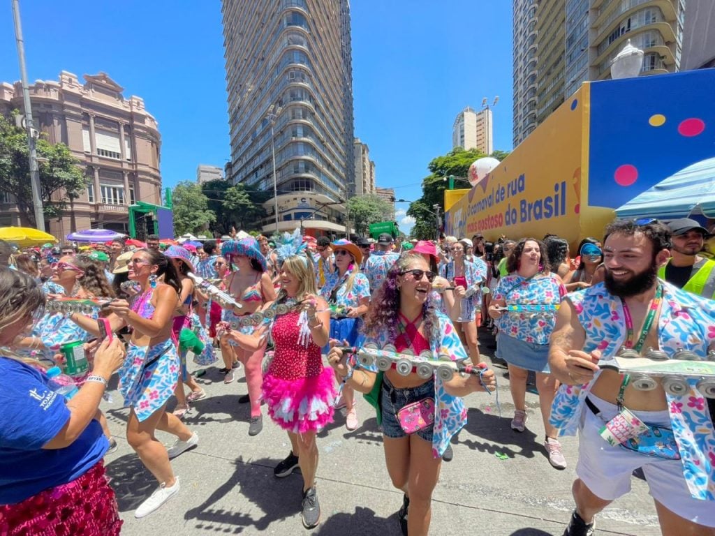 Foliões do bloco Quando Come Se Lambuza