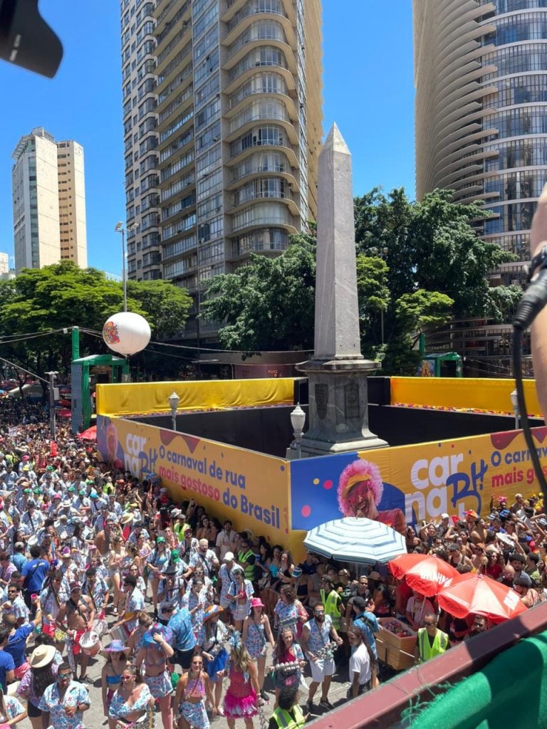 Foliões do bloco Quando Come Se Lambuza