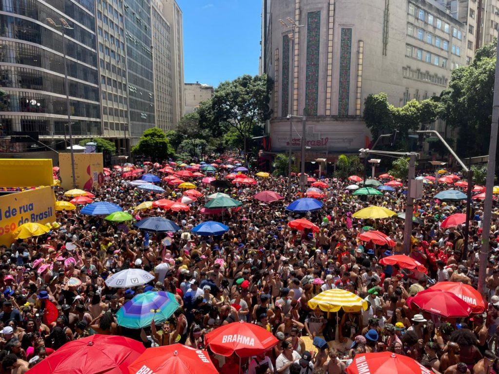 Foliões do bloco Quando Come Se Lambuza