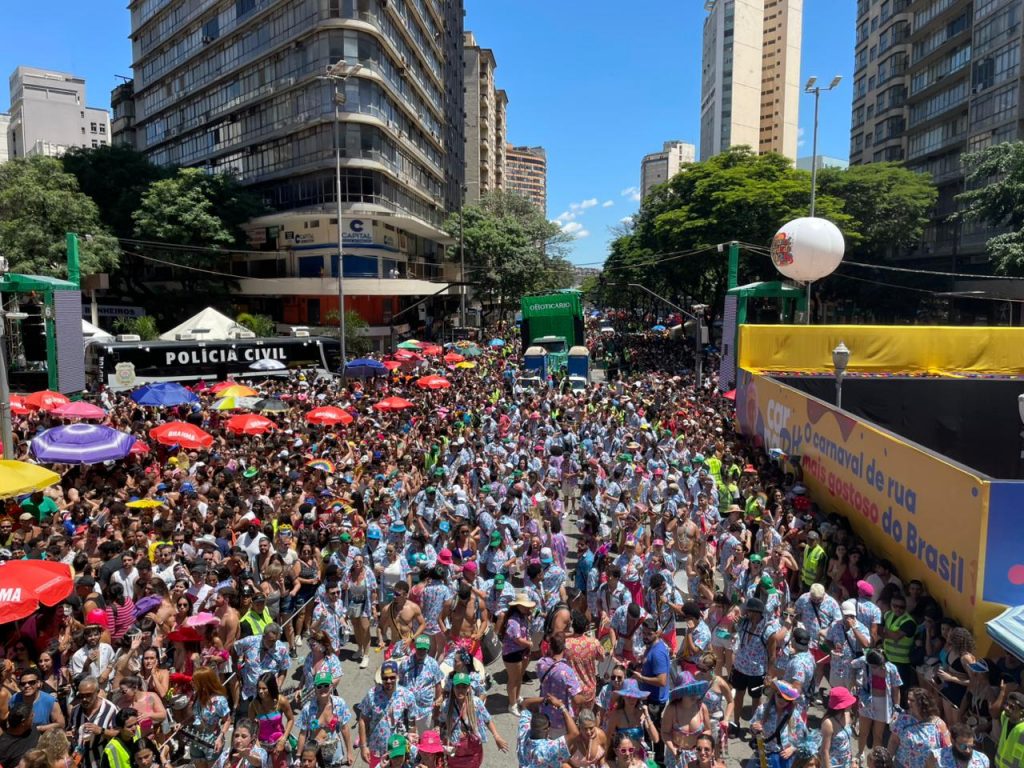 Foliões do bloco Quando Come Se Lambuza