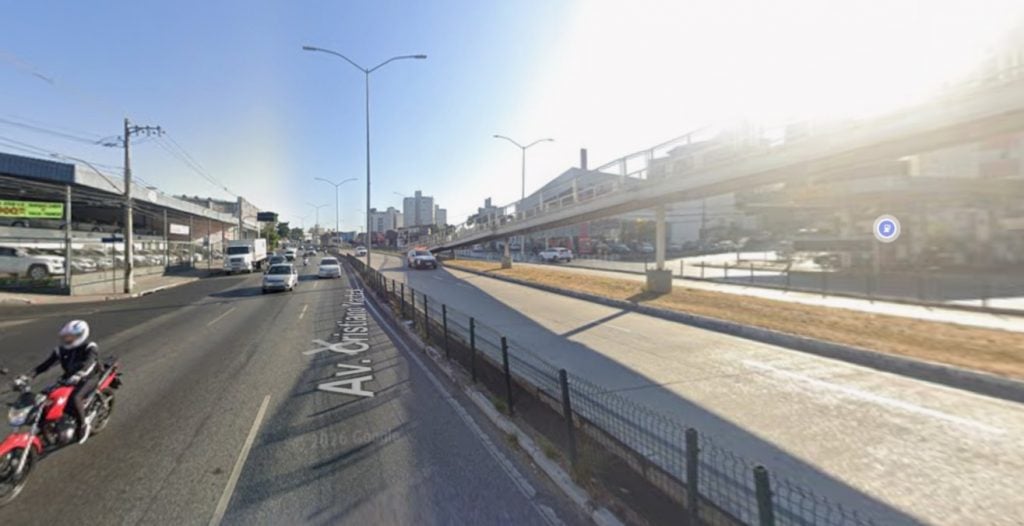 Mulher é atropelada por ônibus metropolitano na avenida Cristiano Machado, em BH