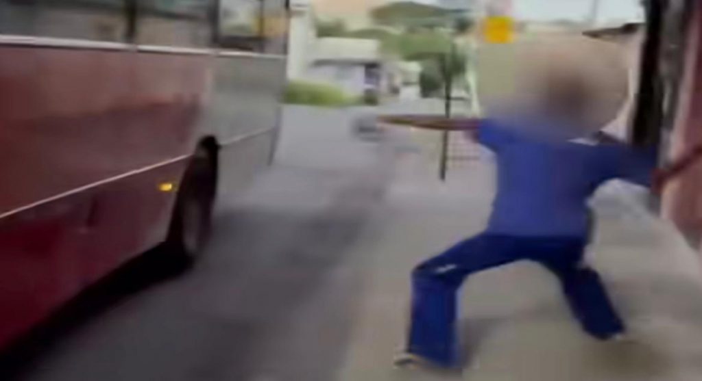 Em acesso de fúria, motorista apedreja ônibus que teria encostado em seu carro, em Betim