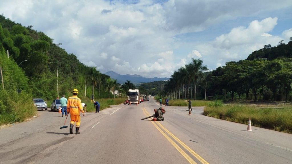 Parafusos que caíram de caminhão causam problemas na BR-356, em Itabirito