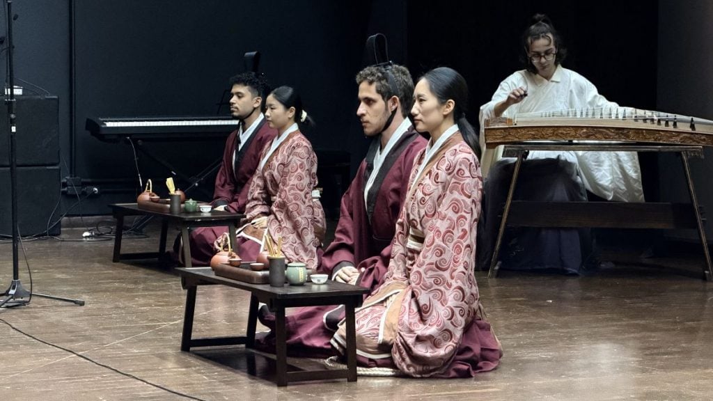 Duas bebidas, dois caminhos: UFMG abre mostra sobre rotas do café e do chá