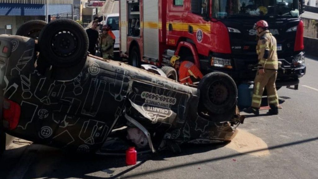 Caixa d’água cai de caminhão e provoca acidente com três veículos em BH