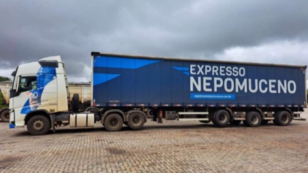 Caminhão Expresso Nepomuceno que transportava minério da CBMM