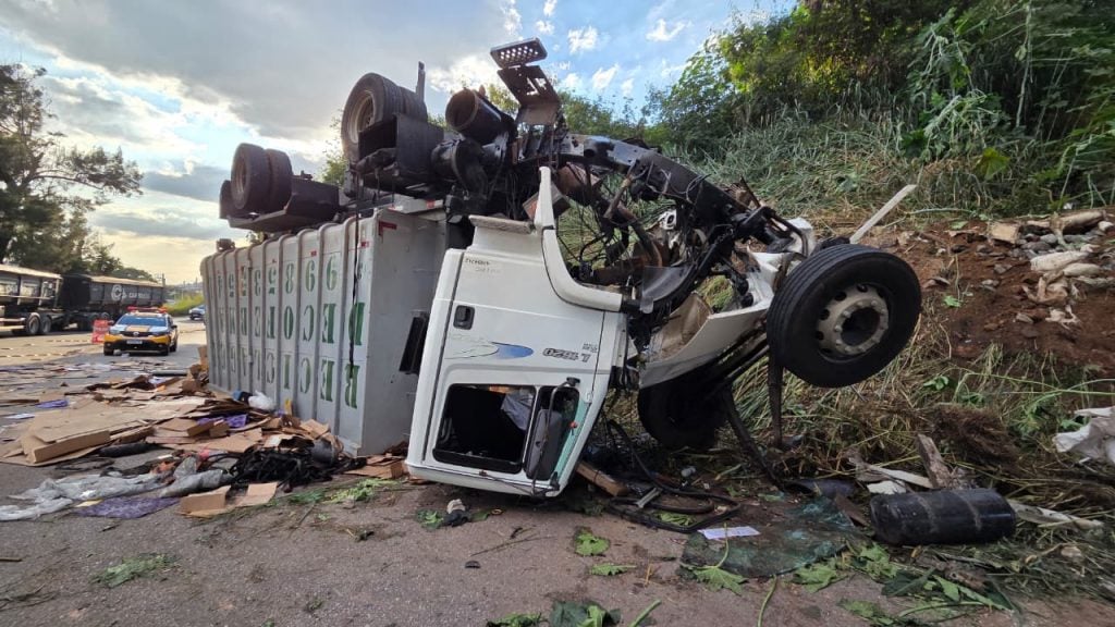 Queda de carreta em viaduto do Anel Rodoviário deixa trânsito complicado