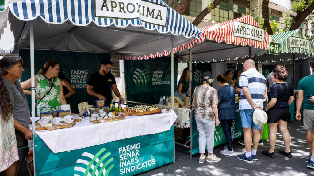 Feirinha Aproxima leva gastronomia e música à Praça da Liberdade neste sábado
