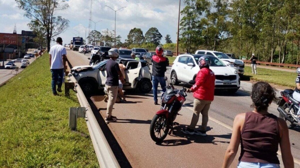 Engavetamento na BR-040 deixa pelo menos um ferido em Nova Lima, na Grande BH