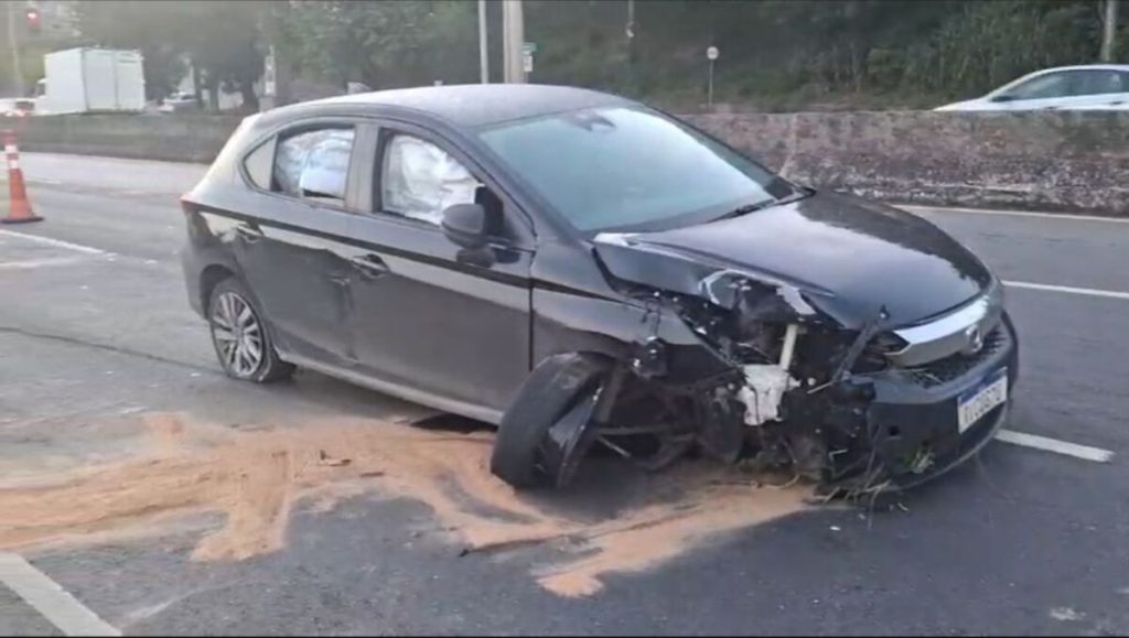 VÍDEO: Motorista bêbado é preso após bater carro na avenida Nossa Senhora do Carmo, em BH