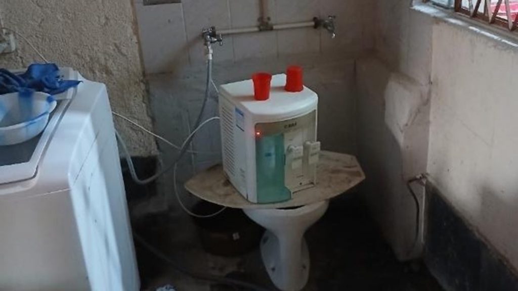 Bebedouro apoiado sobre vaso sanitário