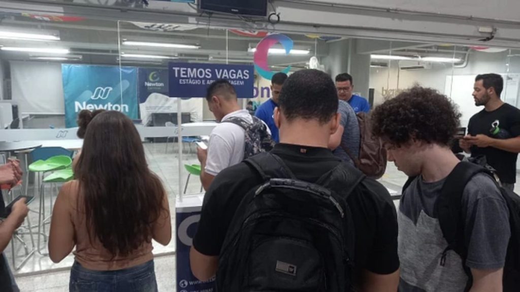 Feira de estágios reúne vagas, empresas e atividades gratuitas em BH